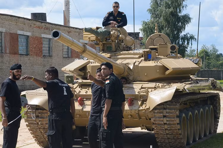 Các biến thể T-90 chính của Ấn Độ là T-90S, T-90M và tương lai là T-90MS tất cả chúng đều được gọi chung là Bhishma, bản thân số xe tăng này cũng đang trải qua quá trình nâng cấp do Ấn Độ tự thực hiện nhằm tăng cường khả năng chiến đấu của chúng. Nguồn ảnh: Bộ Quốc phòng Nga.
