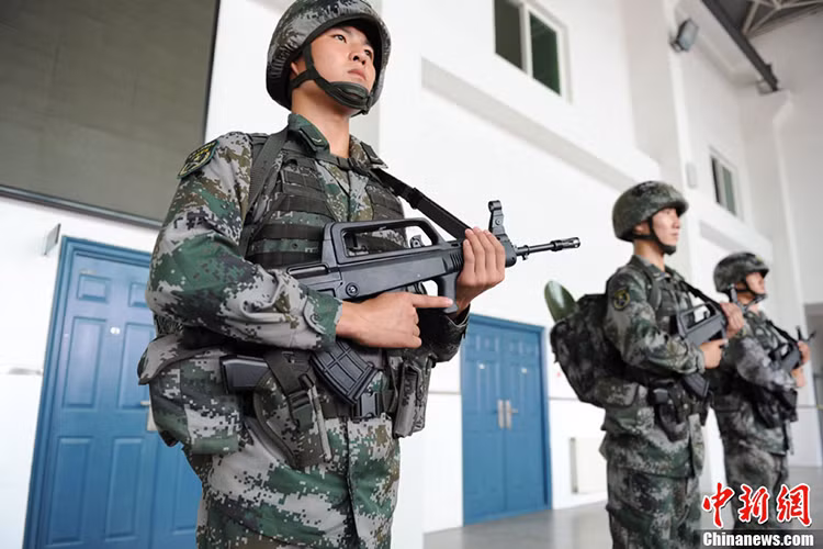 Trong ảnh là trang bị tiêu chuẩn của một binh sĩ Trung Quốc với trung tâm vẫn là mẫu súng trường tấn công dạng bullpup QBZ-95 và các biến thể của nó. Về cơ bản binh sĩ Trung Quốc được trang bị không hề thua kém quân đội các nước Phương Tây. Nguồn ảnh: Chinanews.com.