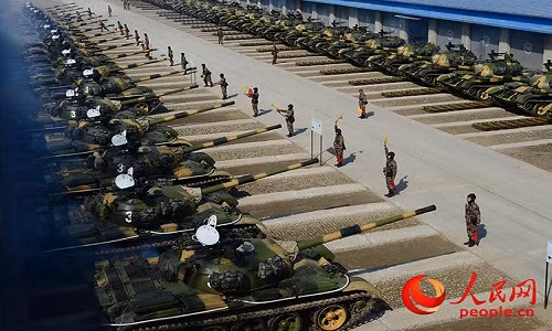 Không chỉ thay đổi về mặt cơ cấu, Lục quân Trung Quốc còn hiện đại hóa toàn diện về mặt trang bị với mục tiêu làm thay đổi hình ảnh về một đội quân già nua trong những những năm 1980. Và bước đầu họ đã đạt được những thành tựu nhất định. Đáng kể nhất trong số đó là việc cơ giới hóa các tập đoàn quân của mình. Nguồn ảnh: people.cn.