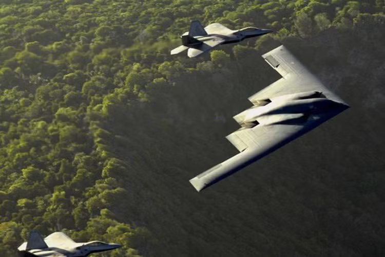 B-2 có chiều cao 5,18m, dài 21m và sải cánh dài tới 52,42m. Với kiểu dáng đặc biệt kết hợp vật liệu hấp thụ sóng radar làm cho sóng radar dò tìm của đối phương bị trượt đi theo hướng khác không phản hồi lại máy thu.