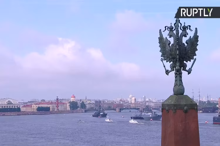 Hoanh trang dan chien ham Nga duyet binh tai St Petersburg