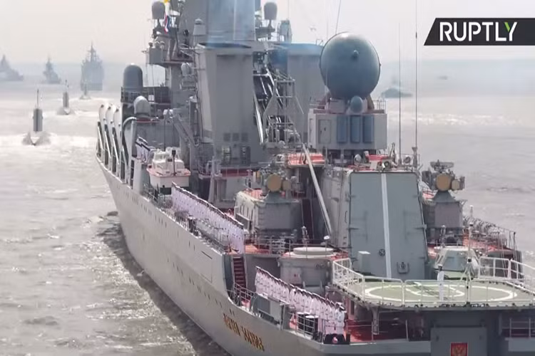 Năm nay lần đầu tiên có sự xuất hiện trở lại của tuần dương hạm mang tên lửa Marshal Ustinov thuộc lớp Slava mới được Hải quân Nga đưa vào trang bị trở lại. Nguồn ảnh: RT.