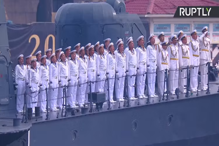 Lễ duyệt binh năm nay cũng được tổ chức trên sông Neva và bên trong cảng Kronstadt cửa ngõ dẫn vào St Petersburg, và kể từ khi Ngày Hải quân Nga đầu tiên được Peter I Đại đế tổ chức vào năm 1714 thì đây là lần đầu tiên nó được tổ chức lớn như vậy. Nguồn ảnh: