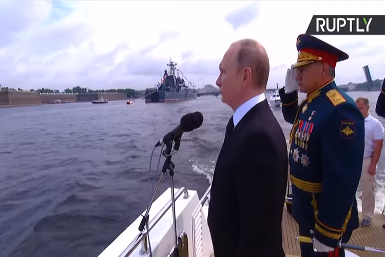 Như mọi năm đích thân Tổng thống Nga Vladimir Putin cũng đến tham dự buổi lễ duyệt binh này. Nguồn ảnh: RT.