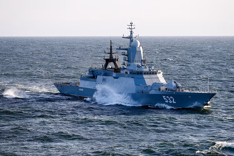 Tàu hộ vệ Boikiy (532) cũng thuộc lớp Steregushchiy của Hạm đội Baltic. Nguồn ảnh: newkaliningrad.ru.