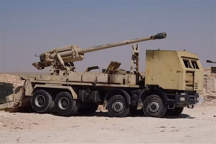 Do đó pháo tự hành M46 của Syria gần như là một mẫu vũ khí kết hợp giữa Nga và Phương Tây. Trong ảnh là một mẫu pháo tự hành M46 của Quân đội Syria, ta có thể thấy toàn bộ cụm pháo chính được đặt lùi về phía sau khung gầm có cả hệ thống chống giật bổ sung ở cả bệ pháo và đuôi xe giúp nó ổn định hơn khi bắn. Nguồn ảnh: Army Recognition.