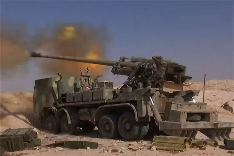 Hình ảnh M46 khai hỏa trên chiến trường Syria, ngoài khả năng bắn thông thường pháo tự hành M46 có thể bắn thẳng nhằm xóa sổ các vị trí phòng thủ của kẻ thù bên trong đô thị. Nguồn ảnh: Army Recognition.