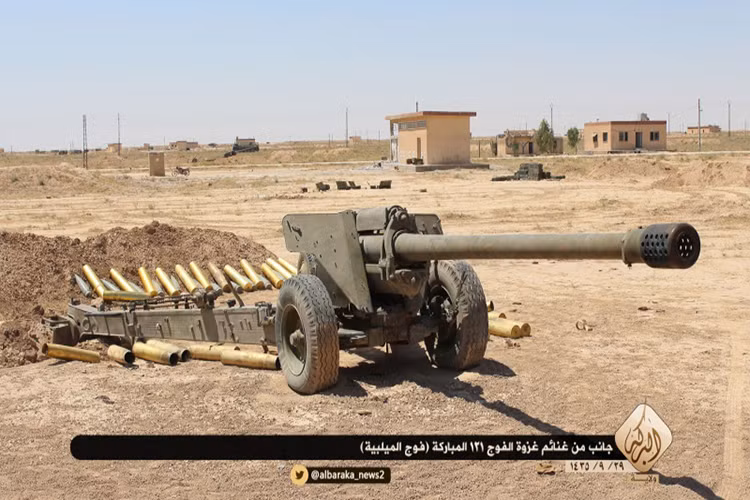 Một trong những mẫu vũ khí cải tiến đáng sợ nhất mà Quân đội Syria đưa vào trang bị trong thời gian gần đây chính là pháo tự hành 130mm M46 dựa trên nền tảng của lựu pháo M46. Cơn ác mộng của phiến quân IS và các phần tử khủng bố trên mọi mặt trận. Nguồn ảnh: YouTube.