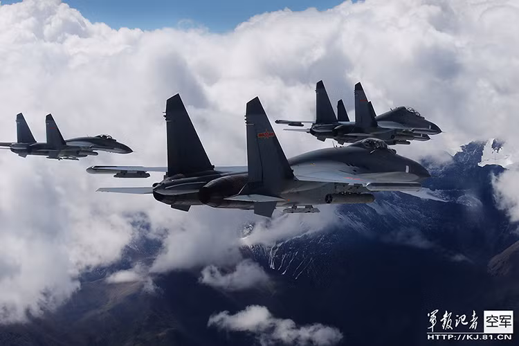 Khả năng tác chiến của J-11, Su-27 và Su-30 của Không quân Trung Quốc thực sự không có quá nhiều điểm khác biệt khi chúng đều sử dụng chung một nền tảng, và bản thân J-11 cũng thiết kế dựa trên Su-27. Tầm hoạt động của các dòng tiêm kích này đều là trên 3.000km. Nguồn ảnh: 81.cn.