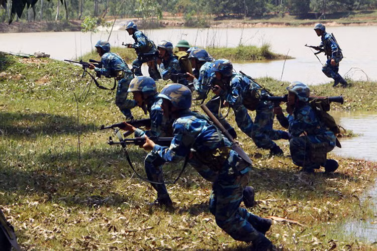 AK-47/Type-56 hiện vẫn là mẫu súng trường tấn công tiêu chuẩn trong các đơn vị Quân đội Nhân dân Việt Nam. Bên cạnh đó, chúng ta cũng sở hữu một số lượng ít hơn AKM, AKMS và các phiên bản súng AK do các nước Đông Âu chế tạo nhưng không thể thống kê rõ. Gần đây, trong một chương trình phóng sự về Hải quân Đánh bộ Việt Nam, rất bất ngờ về sự xuất hiện của mẫu PMK-DGN 60 - phiên bản độc đáo của dòng AK-47 do Ba Lan chế tạo. Nguồn ảnh: Cổng TTĐT Bộ Quốc phòng.