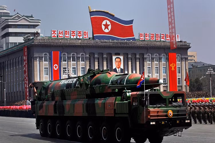 Và thông tin này là điều mà tất cả các bên liên quan (trừ Bình Nhưỡng) trong căng thẳng trên Bán đảo Triều Tiên không muốn xảy ra, nhưng họ cũng không thể ngăn cản điều đó trở thành hiện. Động thái duy nhất họ có thể làm là lên án và tăng cường các biện pháp trừng pháp đối với Triều Tiên chứ không thể đưa ra một quyết định hành động quân sự tức thời nào đó, bởi người mất nhiều nhất nếu chiến tranh lại nổ ra trên Bán đảo Triều Tiên chắc chắn không phải là Bình Nhưỡng. Nguồn ảnh: Foxtrot Alpha – Jalopnik.