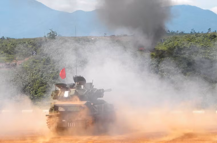 Trong ảnh, xe tăng Scorpion 90 khai hỏa pháo 90mm.