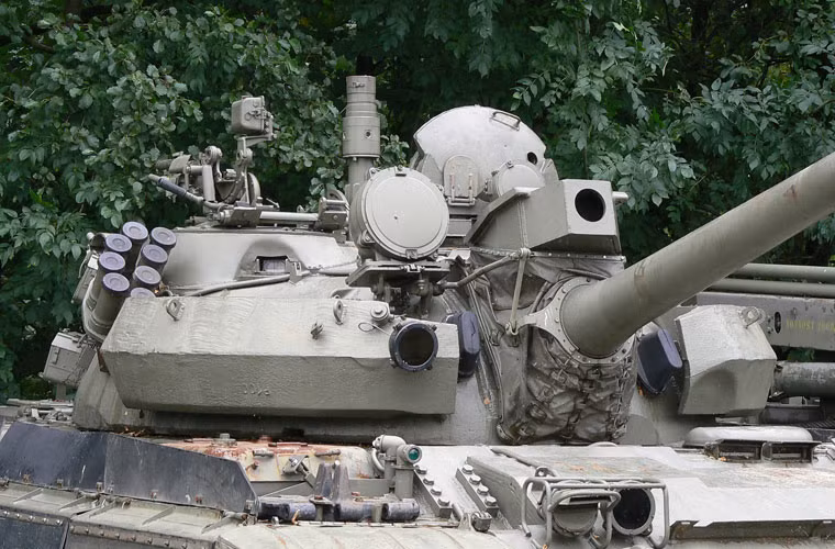 Về hệ thống hỏa lực, xe tăng T-55AM2 được trang bị hệ thống điều khiển hỏa lực Kladivo với máy tính đường đạn, đo xa laser đặt ở nóc gốc pháo chính và cảm biến đo tốc độ gió ở cột lắp sau nóc tháp pháo. Ảnh: Thiết bị đo xa laser (dấu đỏ) giúp pháo thủ lấy đường ngắm nhanh và chính xác hơn.