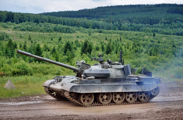T-55AM2 thay thế động cơ cũ bằng động cơ mới công suất 610 mã lực, cải thiện hệ thống treo giúp xe di chuyển êm hơn trên địa hình ghồ ghề.