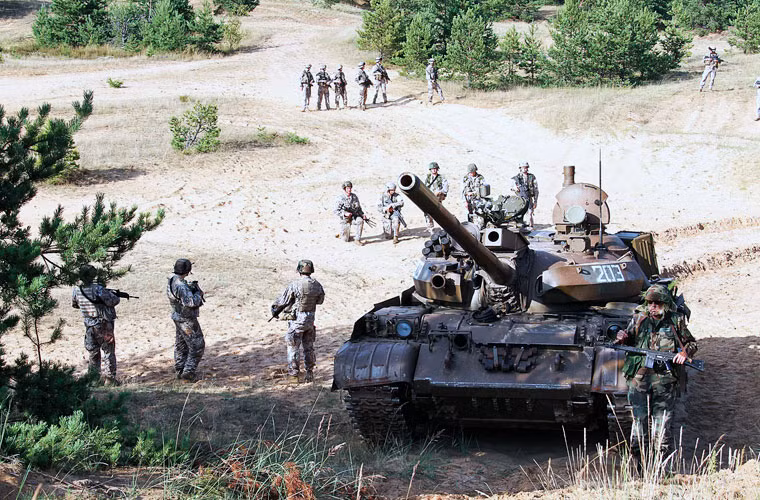Các chuyên gia từng đánh giá rằng, so với đời trước, xe tăng T-55AM2 tăng cường độ bảo vệ xe lên đến 140%, hiệu quả chiến đấu cũng tăng hơn trước rất nhiều.