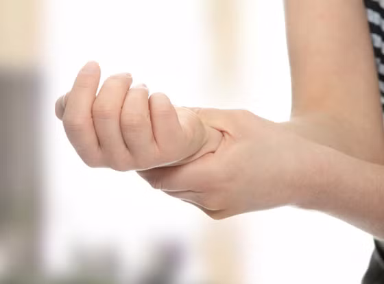 Làm như thế tạo vòng tròn không khí cho cổ tay của bạn. Mỗi bên tay hãy làm 10 lần thì cơn đau cổ tay sẽ dứt ngay.