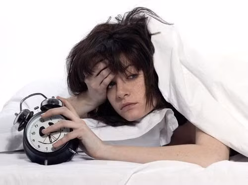 Bạn ngủ dậy mệt mỏi hơn đêm hôm trước. Bạn nhức đầu, nghẹt mũi, viêm họng. Nguyên nhân của những câu trả lời trên có thể là do phòng ngủ của bạn có vấn đề gây ảnh hưởng sức khỏe.