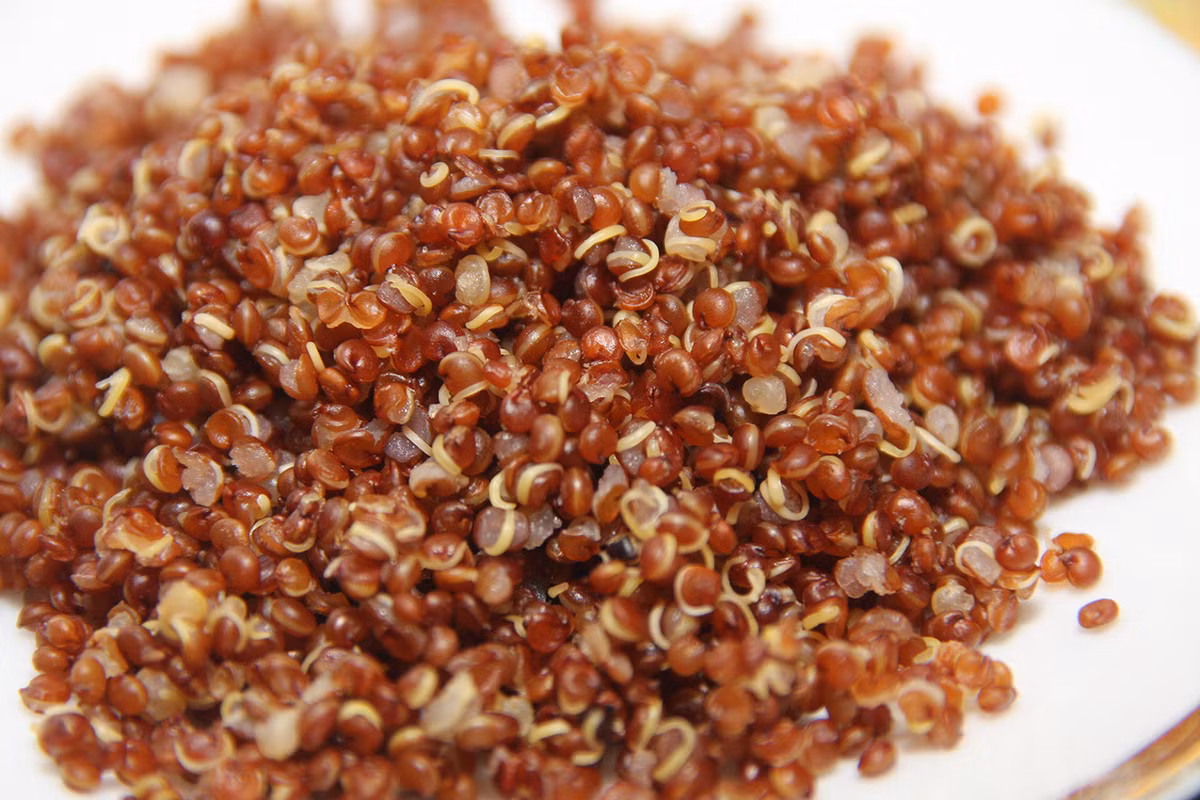 Quinoa. Một loại siêu thực phẩm giàu chất xơ, protein và chất chống oxy hóa, không có gluten. Hạt giống này là liệu pháp tuyệt vời thay thế gạo trắng và các sản phẩm bột trong các món salad, súp và tráng miệng.