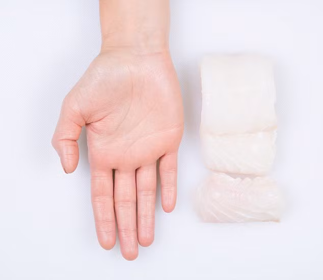 Cá trắng hoặc cá tuyết. Những loại cá này chứa ít chất béo và calo nên bạn có thể ăn một khẩu phần rộng bằng cả bàn tay duỗi thẳng, tính cả các ngón tay. Khẩu phần này tương đương 100 calo và 150gr.