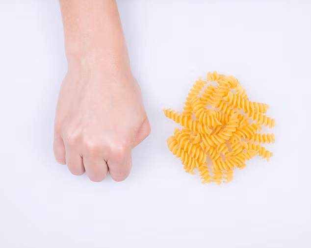 Mỳ ống chưa nấu. Hãy ước lượng bằng cách nắm bàn tay lại. Tuy nhìn nó có vẻ ít nhưng khi nấu thì loại mỳ này sẽ nở gấp đôi. Tương đương với 75gr và 219 calo hàng ngày.