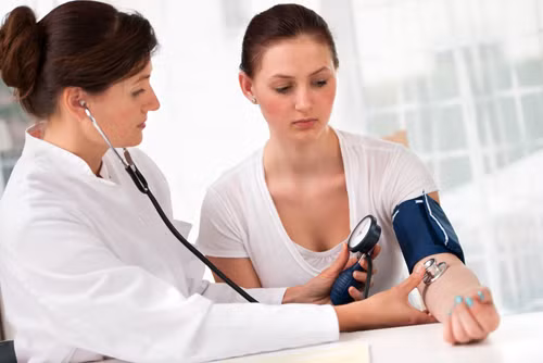 Kiểm tra huyết áp. Huyết áp cao liên quan đến nhiều vấn đề như tim mạch, đột quỵ, mất trí nhớ. Trong khi đó, huyết áp thấp có thể gây ra mệt mỏi, trầm cảm, chóng mặt và nhiều triệu chứng sức khỏe suy yếu khác.
