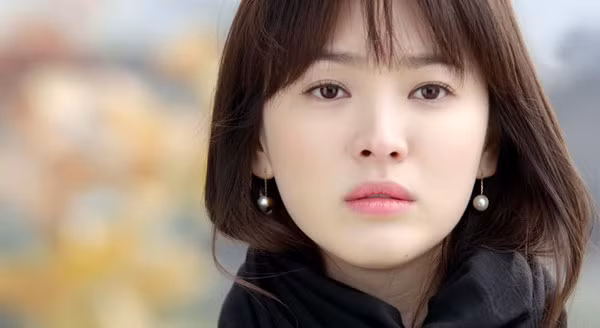 Lựa chọn kẻ eyeliner. Một nét line mỏng sẽ làm cho lông mi trông dày hơn. Kẻ viền mắt chính là cách tạo điểm nhấn và độ sâu cho đôi mắt.