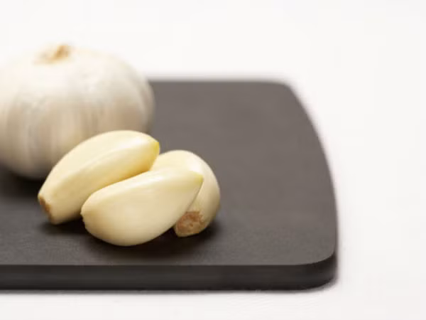 Tỏi. Được xem là một loại rau lành mạnh nhưng lại chứa fructans có thể gây ra đầy hơi. Nếu bạn dị ứng với loại gia vị này, nên tránh hoàn toàn.