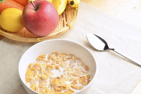 Bánh ngũ cốc ngô. Dồi dào carbonhydrat, sắt và vitamin B. Nó rất tốt cho sức khỏe, đặc biệt là trẻ em và người cao tuổi. Đây cũng là bữa ăn sáng tốt cho những tháng mùa mưa bởi cơ thể cần giữ nước do độ ẩm trong không khí cao.
