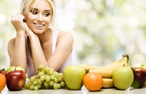 Dưỡng chất hợp lý. Phụ nữ có nồng độ carotenoid trong máu cao nhất có nguy cơ bệnh ung thư vú thấp hơn 19% so với những người có mức thấp nhất. Vì thế hãy bổ sung carotenoid có trong trái cây và rau quả như rau lá xanh, cà rốt và ớt đỏ.