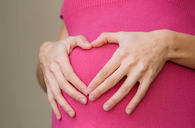  Cản trở sự phát triển của thai nhi: Trong đu đủ xanh có chứa pepsin và papain là những chất có thể khiến thai bị chết lưu hoặc cản trở sự phát triển của thai nhi. Một nghiên cứu cho thấy, những phụ nữ ăn nhiều đu đủ trong thời gian mang thai có nguy cơ mất đứa con trong bụng hoặc thai nhi kém phát triển. 
