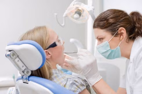 Nha sỹ. Các nha sỹ phải tiếp xúc nhiều virus và các bệnh khác vì họ làm việc trên miệng của người khác, nơi rất nhiều vi khuẩn lây qua đường hô hấp.
