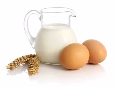 Cơ thể hấp thụ vitamin D qua ánh nắng mặt trời, thế nhưng mùa đông thì ánh nắng rất yếu và bạn phải bổ sung nó qua thực phẩm như cá béo, lòng đỏ trứng, ngũ cốc, sữa chua …