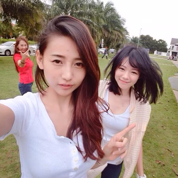  Bức ảnh gia đình mỹ nhân chụp Brandy Akiko cùng em gái và bà mẹ nhí nhảnh, xì tin khiến cư dân mạng Malaysia phát cuồng. Ba mẹ con đều là hot girl khiến không ít người phải trầm trồ về gene của gia đình họ.