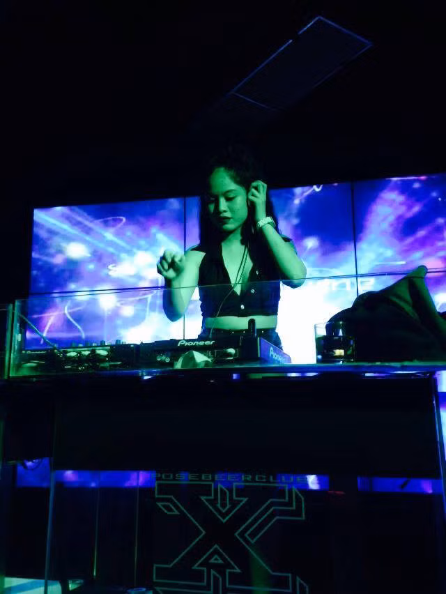 Quỳnh Hương với nghệ danh Bé Ty đã theo nghề DJ được hơn 1 năm. Cô được xem là một trong những DJ trẻ tuổi nhất Việt Nam. 