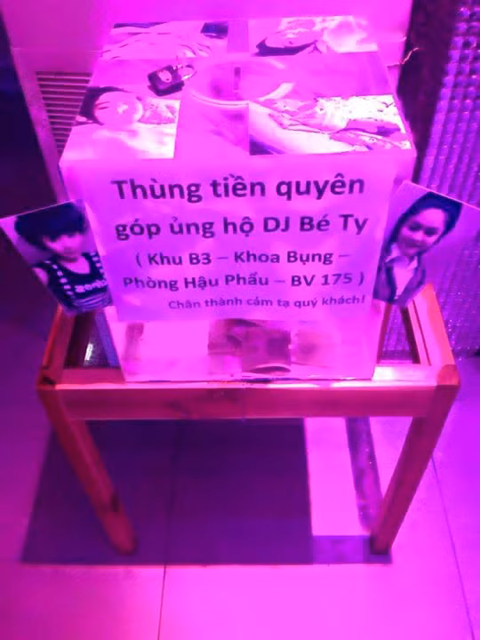  Quỳnh Hương là người đem lại nguồn thu nhập chính cho gia đình. Điều trị bệnh ung thư rất tốn kém nên gia đình đang rất khó khăn. Sau khi DJ Phan Hoàng Yến - một người bạn thân của Quỳnh Hương - viết bài chia sẻ về hoàn cảnh của nữ DJ sinh năm 1996 này, rất nhiều bạn bè, người biết đến Bé Ty, cư dân mạng đã tìm cách quyên góp tiền cho cô chữa bệnh. 