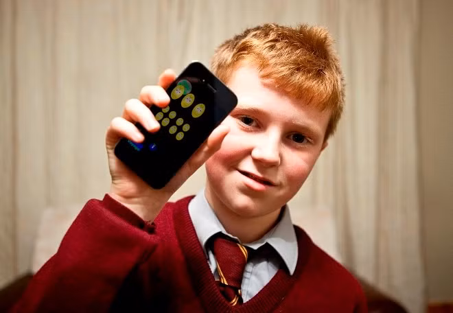 Giám đốc 15 tuổi: Theo BBC, cậu bé có tên Jordan Casey mới đây khiến mọi người không khỏi ngạc nhiên, thán phục khi mới 15 tuổi đã tự mở công ty Casey Games và giữ chức giám đốc điều hành. Thực tế, Jordan từng nổi tiếng thế giới với khả năng thiên bẩm, được gọi là thần đồng công nghệ. (Ảnh: BBC)