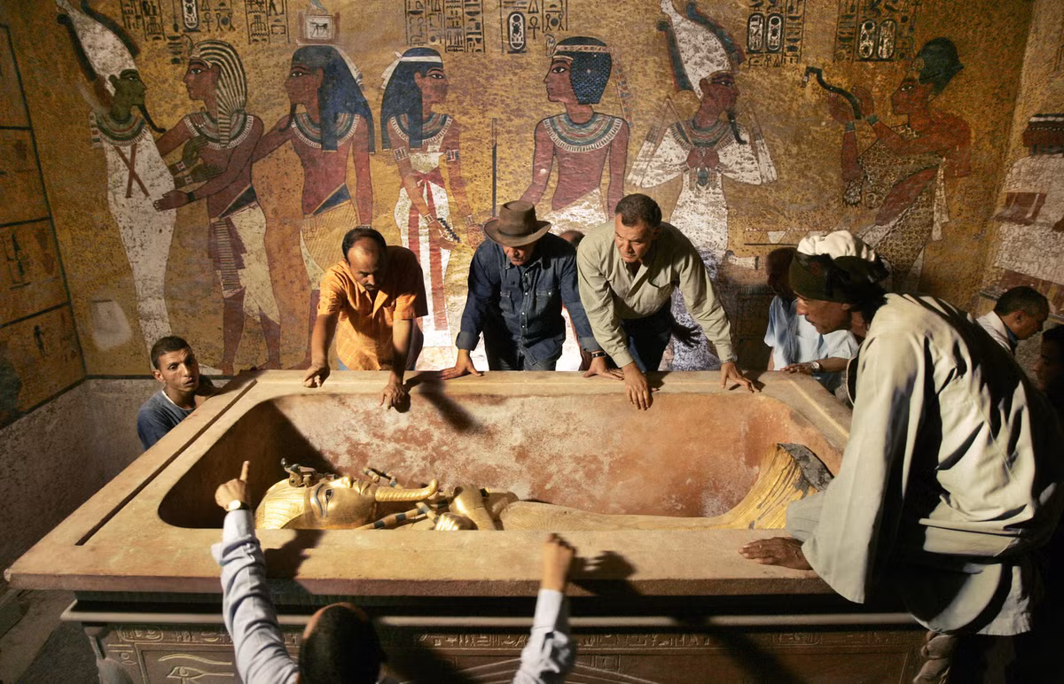 Trong số những người thực hiện dự án khảo cổ tại lăng mộ của Tutankhamun có tiến sĩ Nicholas Reeves. Ông là nhà khảo cổ thuộc trường Đại học Arizona, Mỹ.