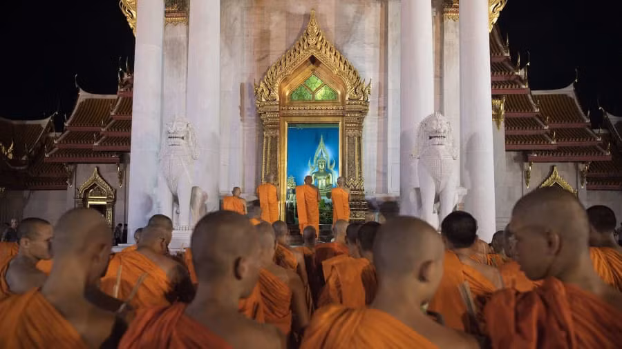 Các quốc gia theo truyền thống Phật giáo Nam truyền tổ chức Đại lễ Phật đản vào ngày trăng tròn tháng Vesak, thường vào ngày trăng tròn trong tháng 5 dương lịch. Cá biệt có những năm có 2 ngày trăng tròn trong tháng 5 dương lịch như gần đây vào năm 2007. Theo đó, có nơi tổ chức Đại lễ Vesak vào ngày trăng tròn đầu tiên, tức ngày 1/5. Một số nơi khác lại kỷ niệm vào ngày trăng tròn lần 2, tức ngày 31/5.