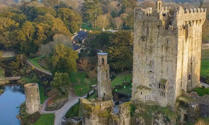 Nằm ở thành phố Cork, Ireland, lâu đài Blarney trở thành địa điểm du lịch nổi tiếng thế giới với kiến trúc cổ kính cũng như là nơi tồn tại một hòn đá "linh thiêng". Theo người dân địa phương, hòn đá có tên là Stone of Eloquence (Đá hùng biện).