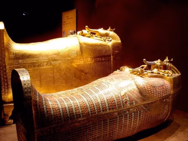 Không biết lời nguyền có thật hay không nhưng khi mở nắp quan tài một số pharaoh Ai Cập như vua Tut thì nhiều người có liên quan có kết cục bi thảm, thường là chết một cách bí ẩn.