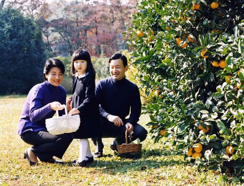 Vợ chồng Thái tử Naruhito bên con gái Aiko tháng 11/2005.