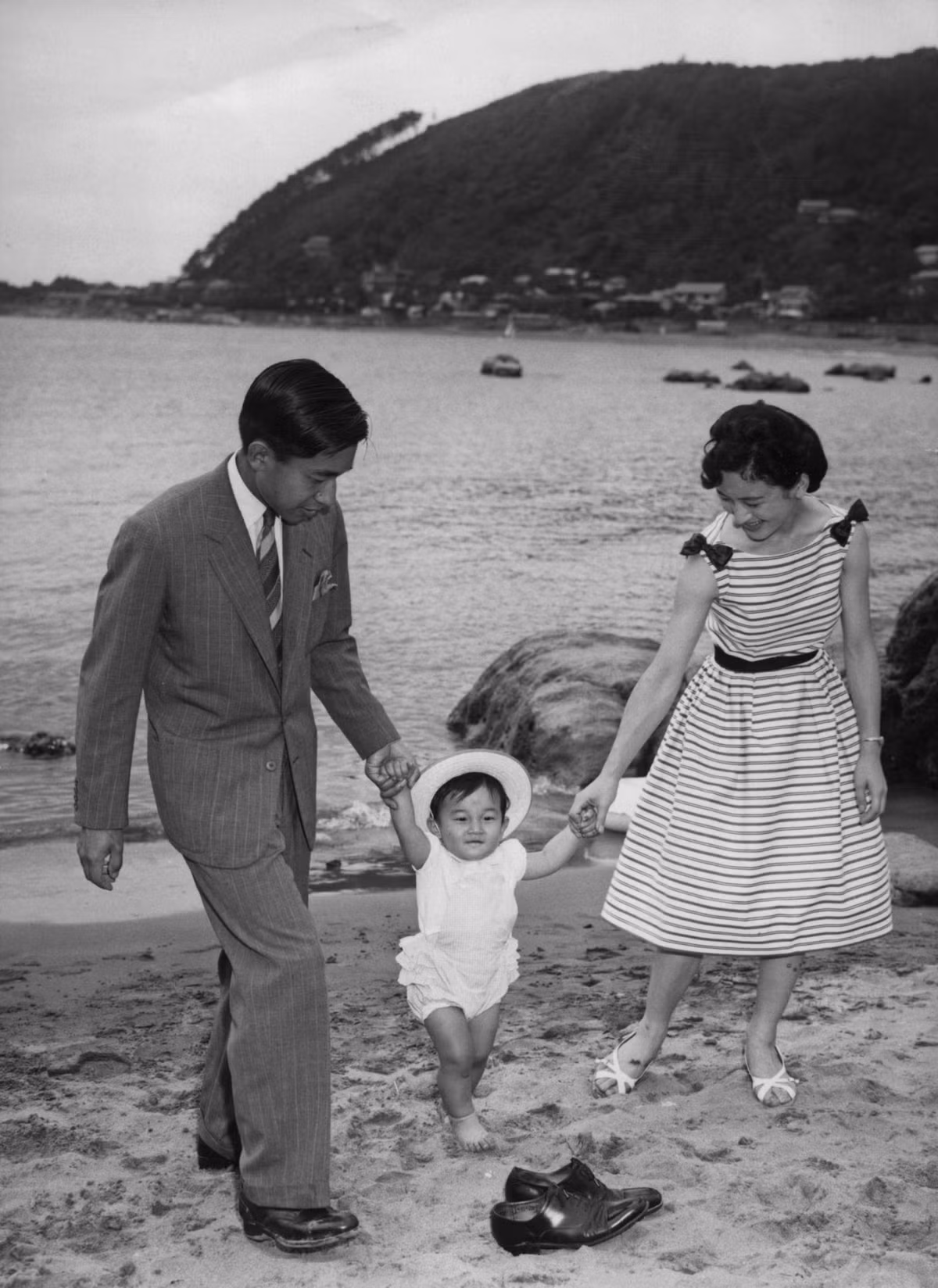 Hoàng thái tử Naruhito chơi đùa bên bãi biển ở khu biệt thự hoàng gia Hayama với cha mẹ - Nhật hoàng Akihito và Hoàng hậu Michiko tháng 6/1961.