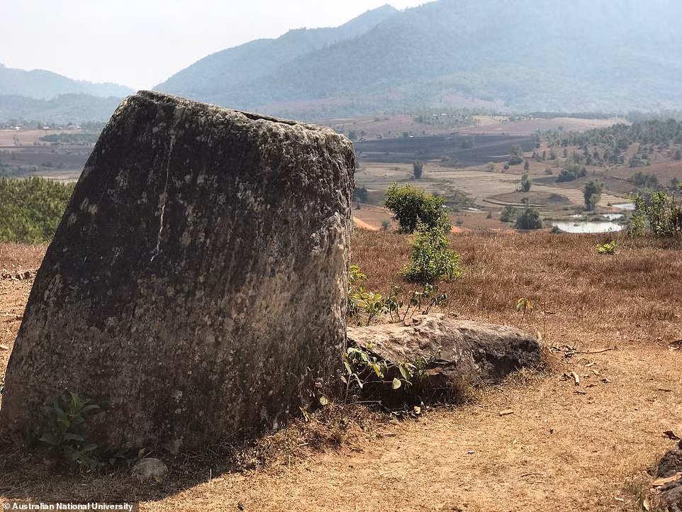 Những "chum đá của người chết" được làm từ sa thạch hoặc đá granite với kích thước khủng. Một sô "chum đá của người chết" cao khoảng 3m và nặng khoảng 2 tấn.