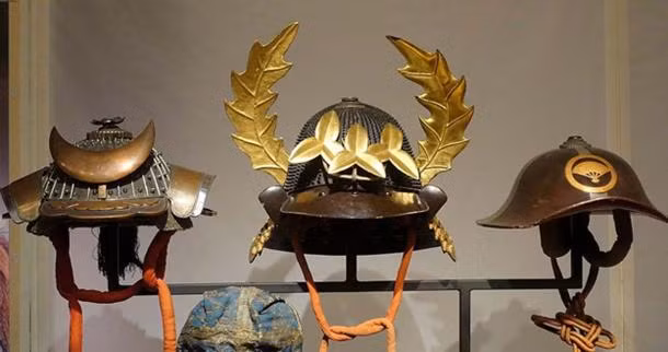 Mặt nạ của samurai cũng đóng vai trò quan trọng trong bộ áo giáp. Trên thực tế, chúng được làm ra để tránh chấn thương vùng đầu cũng như dùng để đe đọa, uy hiếp tinh thần kẻ thù khi chiến đấu.