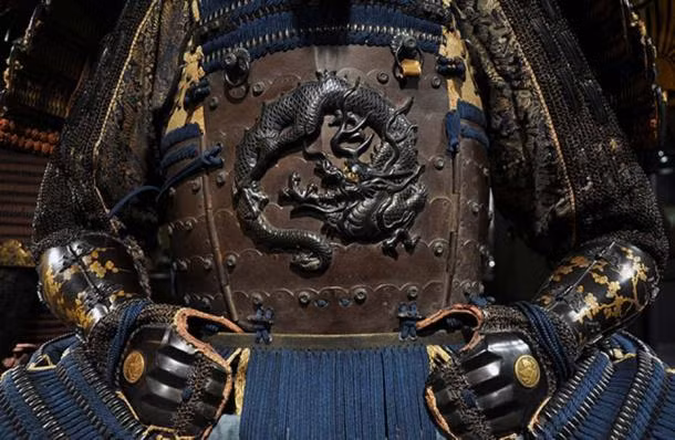 Thỉnh thoảng, áo giáp của samurai được gắn thêm các đồ trang trí nhiều màu lên áo giáp.