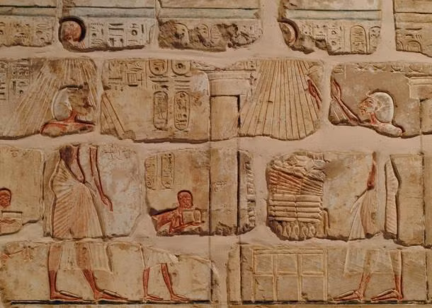Khi lên ngôi, pharaoh Amenhotep III, cha của nhà vua Akhenaten, thể hiện quyền lực chính trị của mình bằng cách đưa một quý tộc tên Ramose lên thay vị trí của thầy tư tế tiền nhiệm.