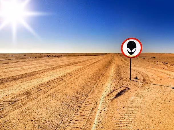 Vài thập kỷ sau khi xảy ra sự việc bí ẩn ở Roswell năm 1947, nhiều nhân chứng thông báo với giới chức trách việc nhìn thấy những hiện tượng kỳ lạ và bí ẩn ở Vùng 51 như ánh sáng lạ hay vật thể kỳ bí xuất hiện trên bầu trời.