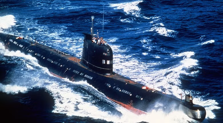 Quan hệ giữa Mỹ và Liên Xô càng trở nên xấu đi khi nhà lãnh đạo Liên Xô Nikita Khrushchev đồng ý bí mật đặt tên lửa trang bị hạt nhân ở Cuba. Sự việc này bị máy bay do thám Mỹ phát hiện. Sau khi biết chuyện, giới chức Mỹ vô cùng tức giận vì cho rằng điều này đe dọa an ninh nghiêm trọng.