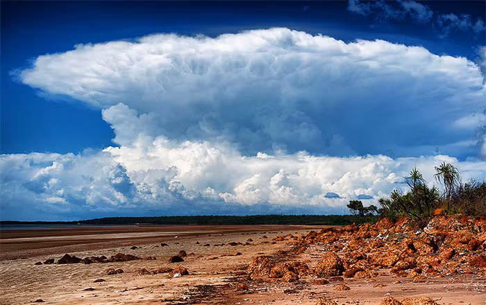 Quần đảo Tiwi ở Australia nổi tiếng với việc xảy ra một hiện tượng thời tiết kỳ lạ từ tháng 9 - 3 hàng năm. Cụ thể, một đám mây kỳ lạ được đặt tên là Hector the Convector luôn xuất hiện trên bầu trời vào mỗi buổi chiều trong khoảng thời gian trên.