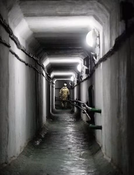 Một hành lang dẫn tới phòng điều khiển trong cơ sở hạt nhân bí mật của Liên Xô.